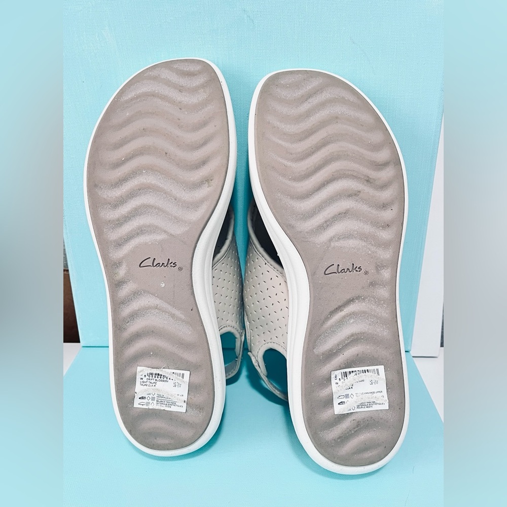 Clarks Women's Tan Perforated Sandals Cloud Steppers Size 10M - Picture 7 of 7